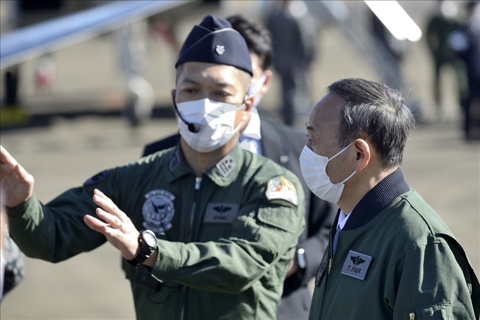 El primer ministro japonés Yoshihide Suga asiste a una revista militar