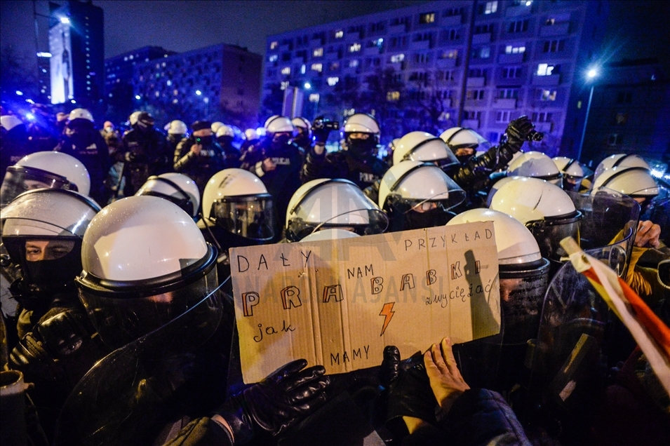 Protestas a favor del aborto continúan en Polonia