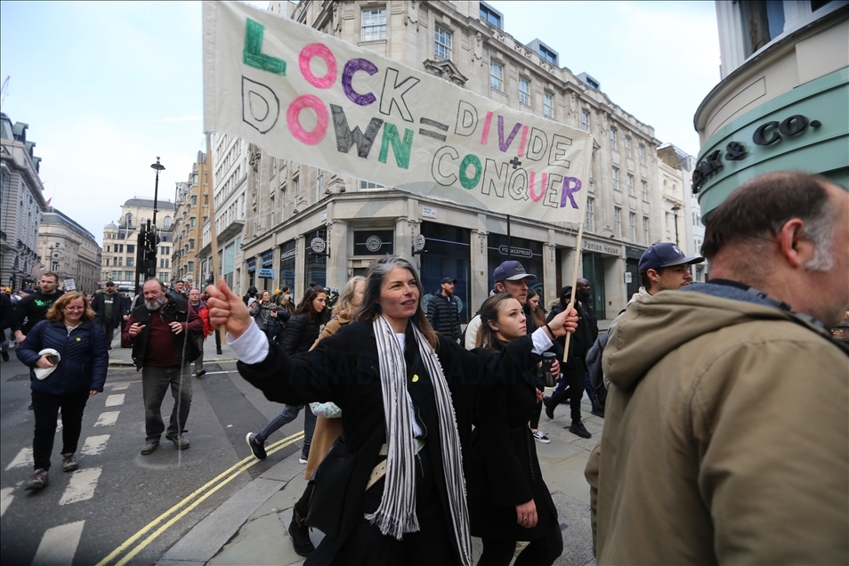 Londra'da karantina ve aşı karşıtı protesto