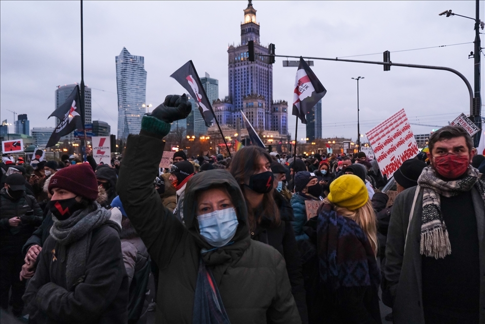 Protestas a favor del aborto continúan en Polonia