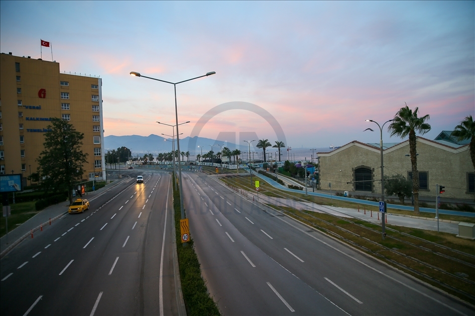 İzmir'de Kovid-19 tedbirleri kapsamında uygulanan sokağa çıkma kısıtlaması