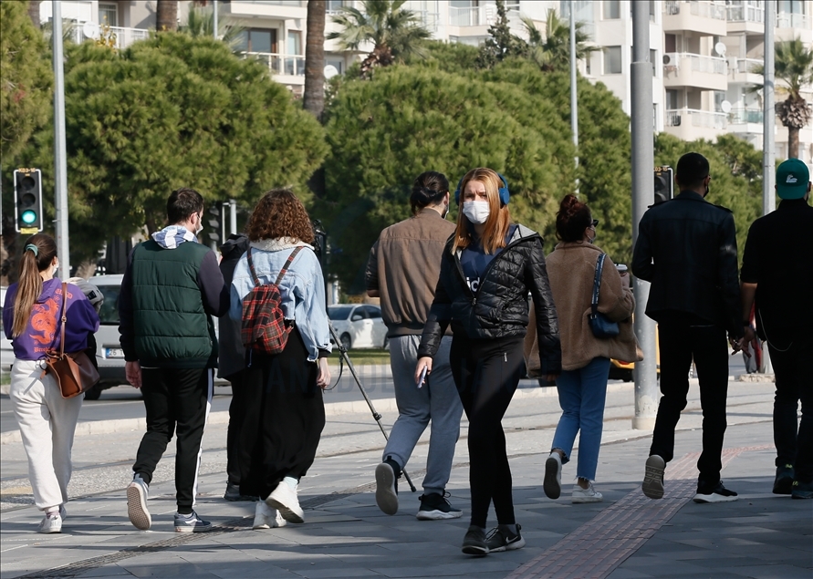 Ege'de sokağa çıkma kısıtlamasının bitmesiyle meydanlar hareketlendi