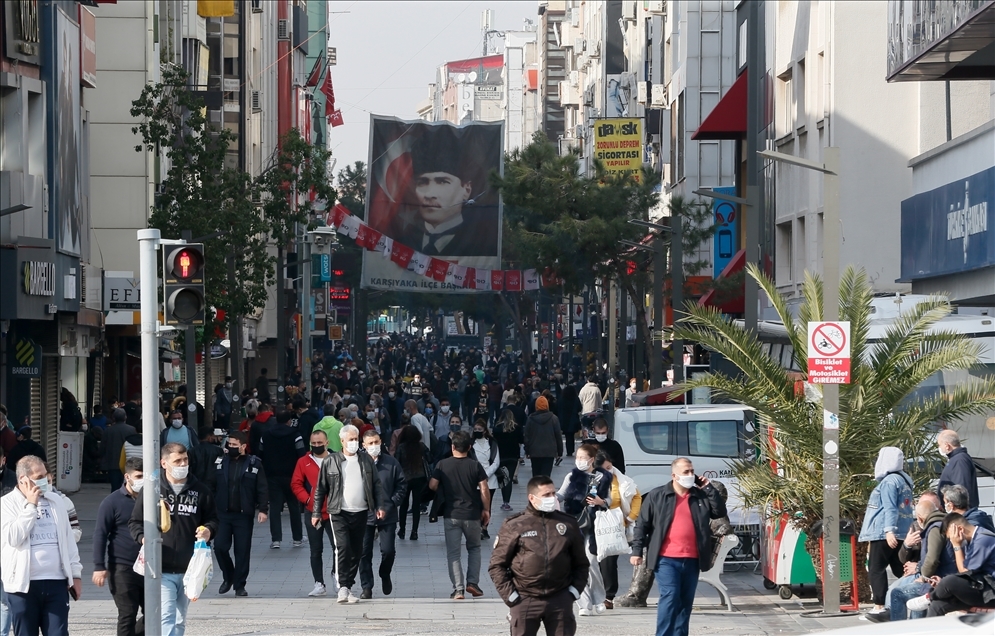 Ege'de sokağa çıkma kısıtlamasının bitmesiyle meydanlar hareketlendi