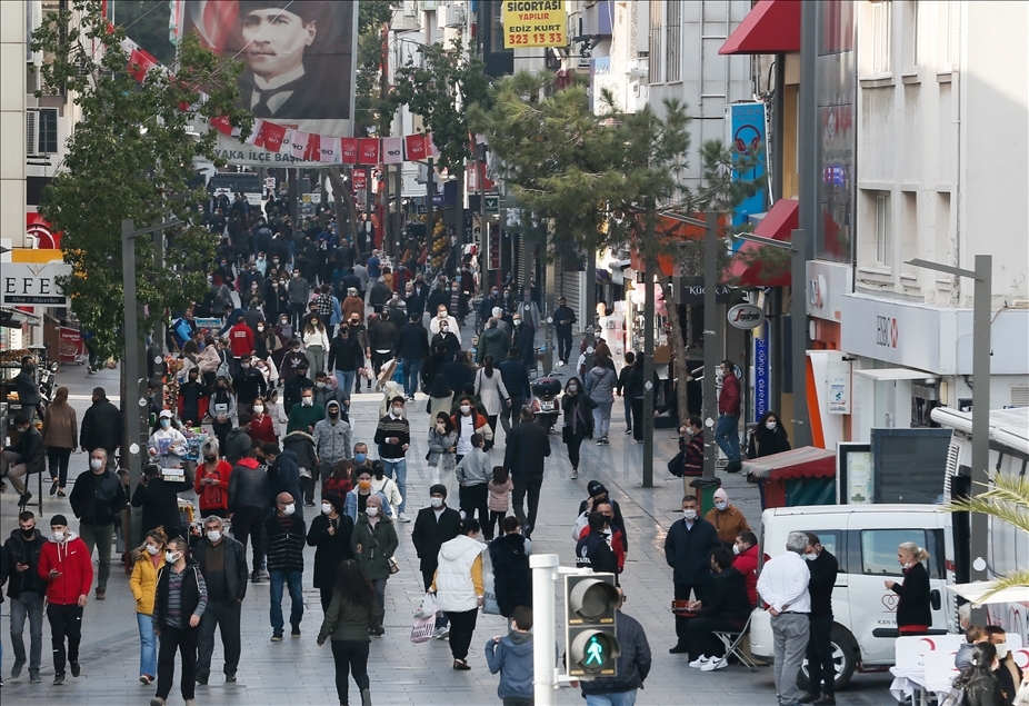 Ege'de sokağa çıkma kısıtlamasının bitmesiyle meydanlar hareketlendi