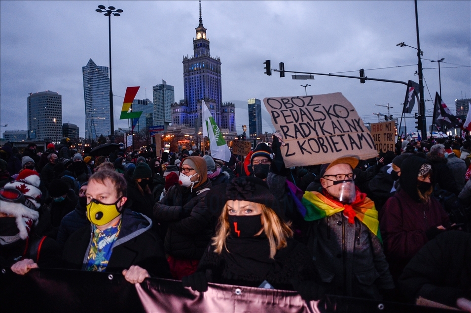 Protestas a favor del aborto continúan en Polonia