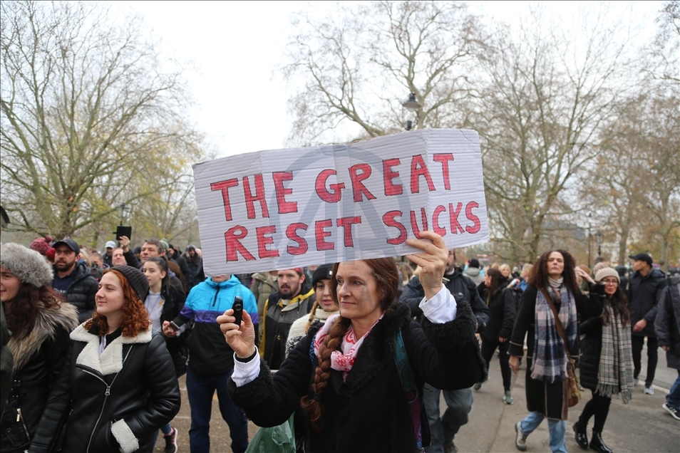 Londra'da karantina ve aşı karşıtı protesto