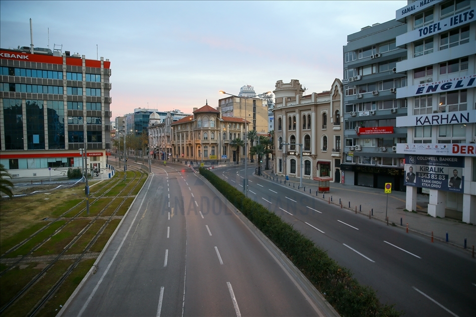 İzmir'de Kovid-19 tedbirleri kapsamında uygulanan sokağa çıkma kısıtlaması