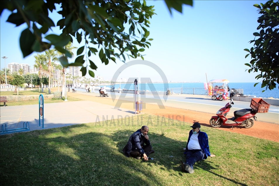 Mersin'de vatandaşlar güneşli havanın tadını çıkarıyor