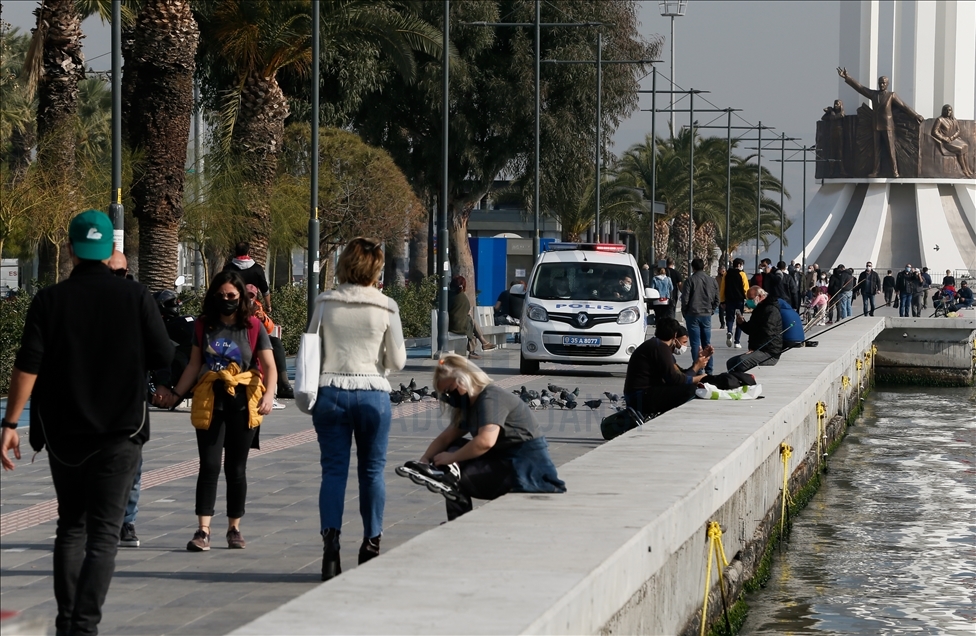 Ege'de sokağa çıkma kısıtlamasının bitmesiyle meydanlar hareketlendi
