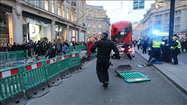 Londra'da karantina ve aşı karşıtı protesto gösterisi düzenledi