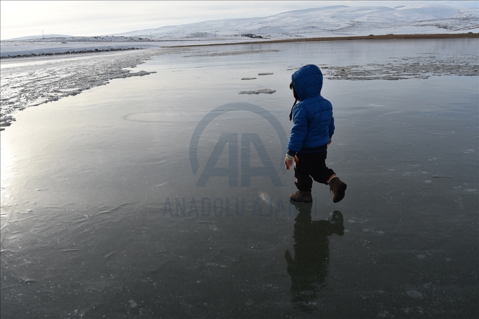 Doğu Anadolu'nun en büyük ikinci gölü Çıldır'ın yüzeyi kısmen dondu