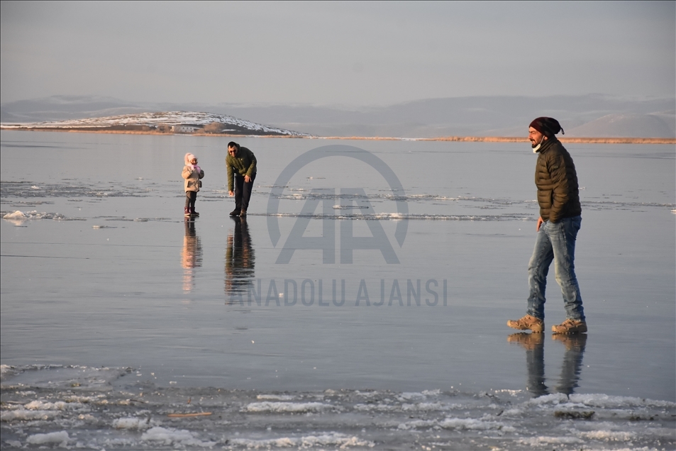 Doğu Anadolu'nun en büyük ikinci gölü Çıldır'ın yüzeyi kısmen dondu