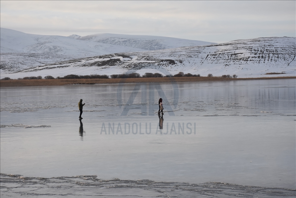 Doğu Anadolu'nun en büyük ikinci gölü Çıldır'ın yüzeyi kısmen dondu