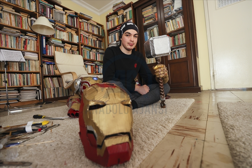 Turquía: un estudiante fabrica disfraces de superhéroes con envases reciclables