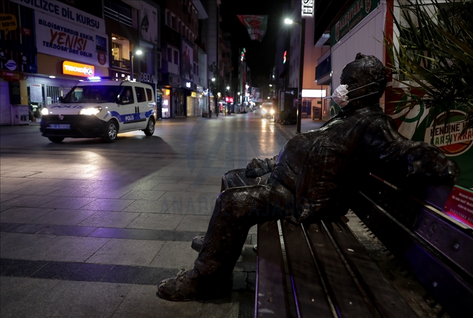 İzmir'de kısıtlamanın ardından cadde ve sokaklar sessizliğe büründü
