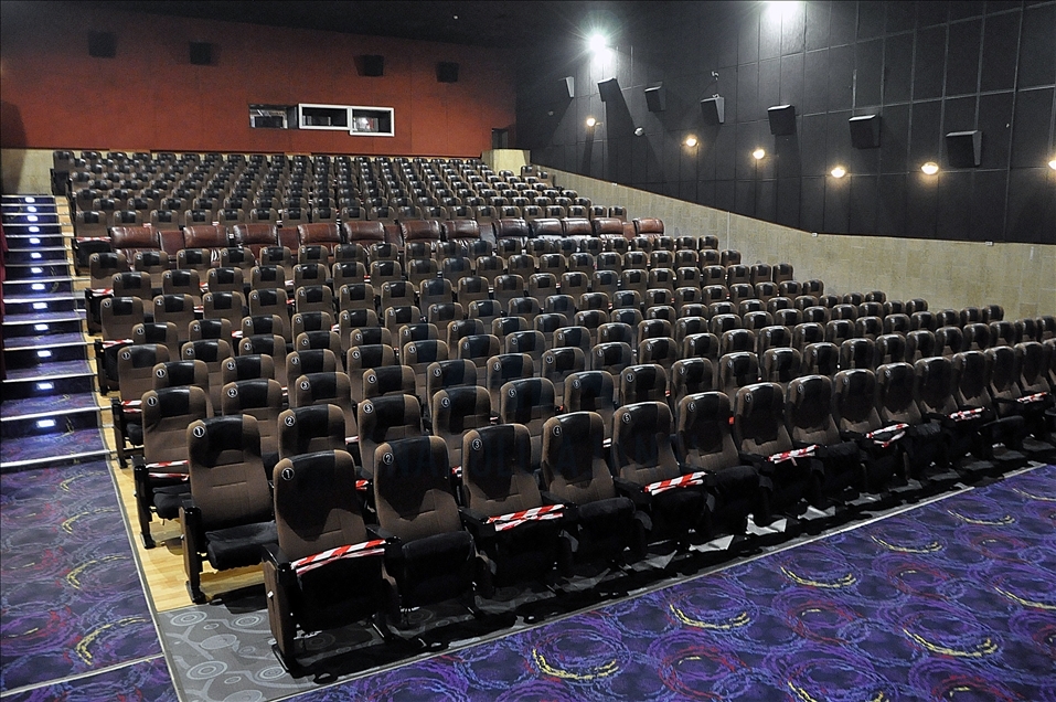 Kırgızistan'da salgın nedeniyle kapatılan sinema salonları yeniden açıldı