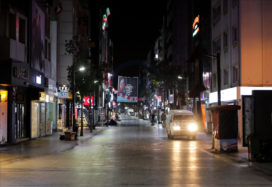 İzmir'de kısıtlamanın ardından cadde ve sokaklar sessizliğe büründü