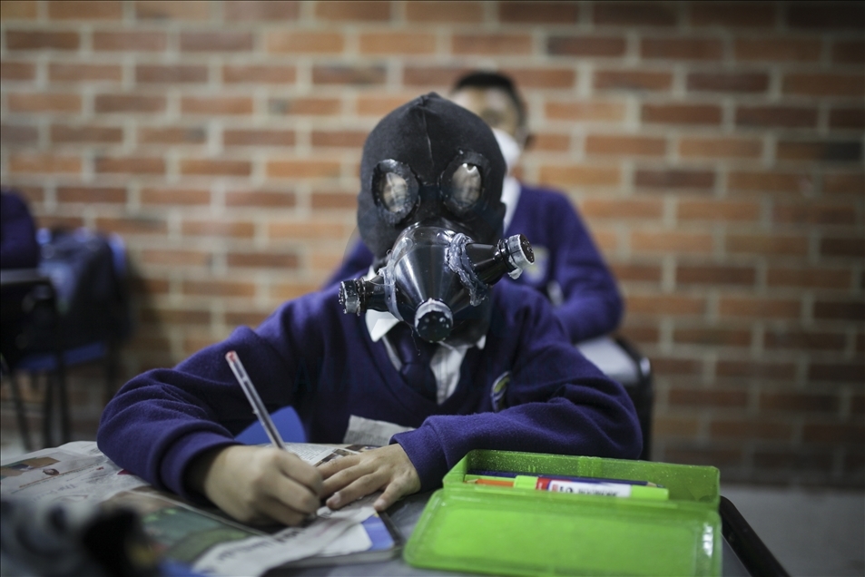 Colombia: Students make their own face masks with recyclable and biodegradable waste.