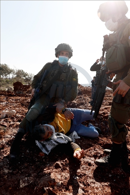 Aksi protes warga Palestina menetang pembangunan bangunan pemukim Israel