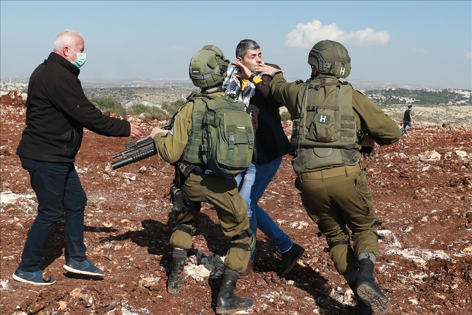 Aksi protes warga Palestina menetang pembangunan bangunan pemukim Israel
