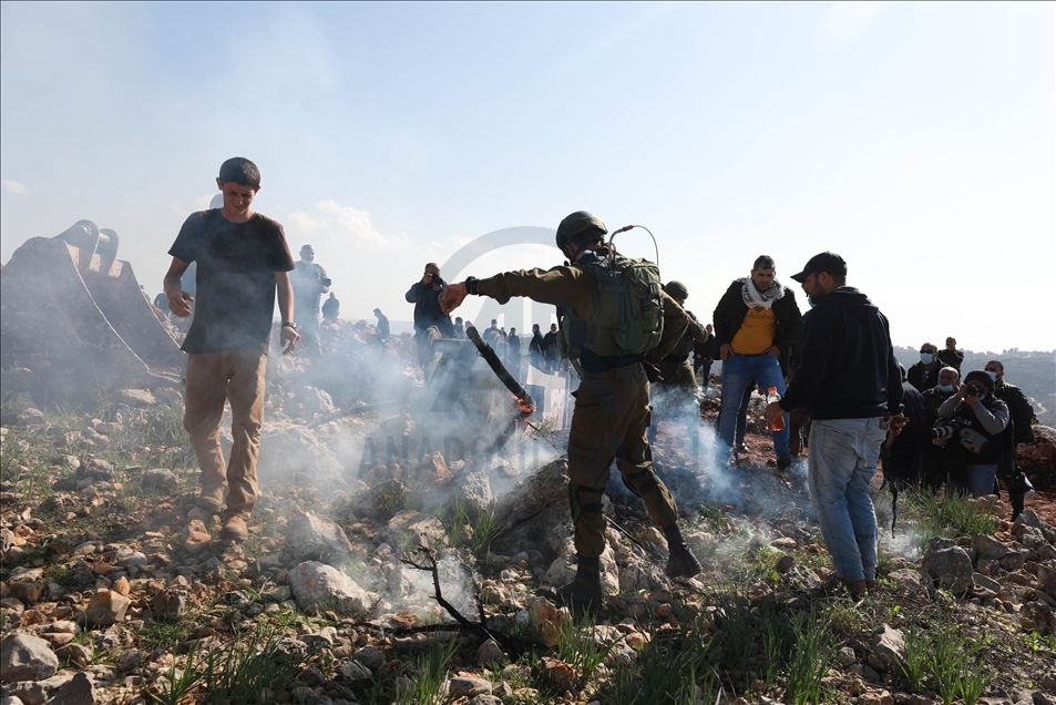 Aksi protes warga Palestina menetang pembangunan bangunan pemukim Israel