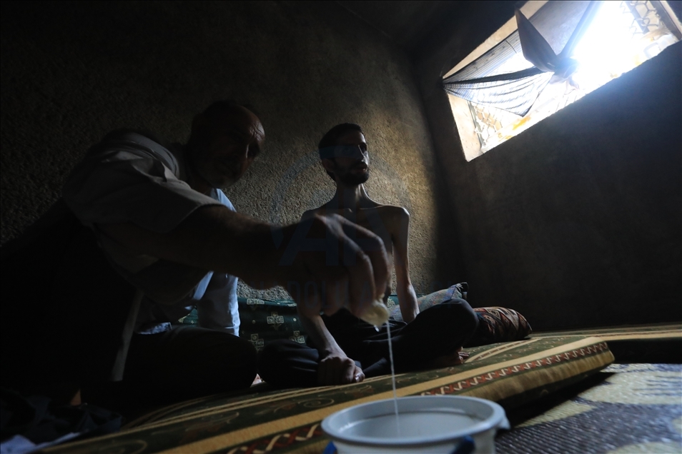Korban rezim Assad menunggu bantuan