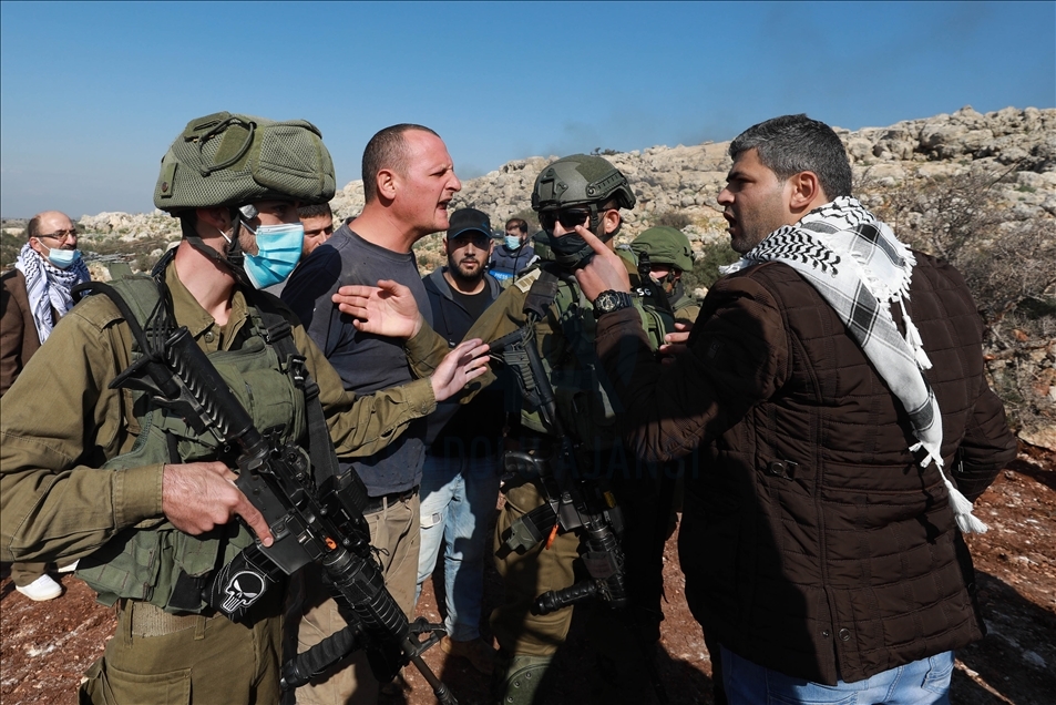 Aksi protes warga Palestina menetang pembangunan bangunan pemukim Israel