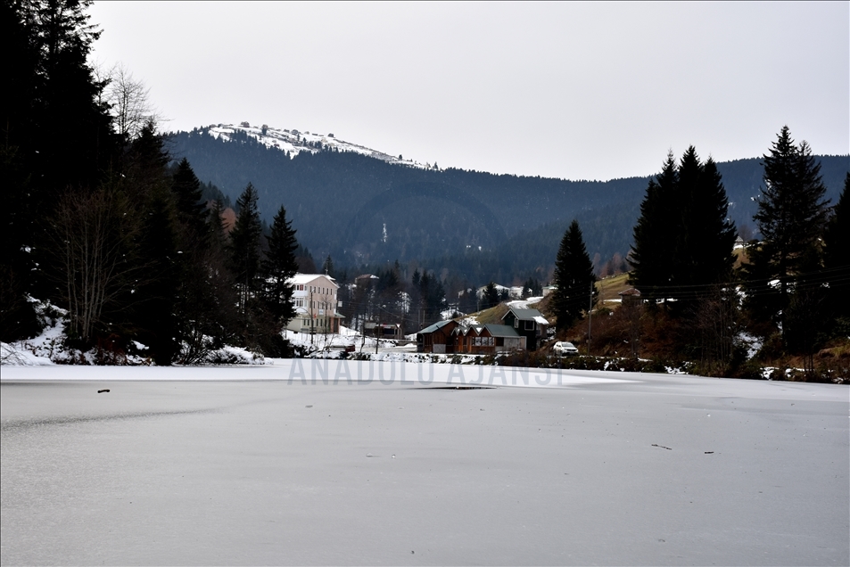 Trabzon'da, doğal güzellikleriyle dikkati çeken Balıklıgöl'ün yüzeyi buz tuttu