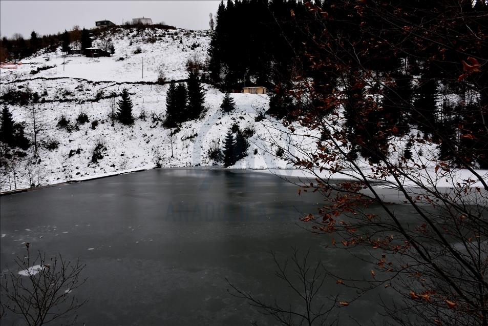 سطح دریاچه بالیکلی گول ترکیه یخ بست 