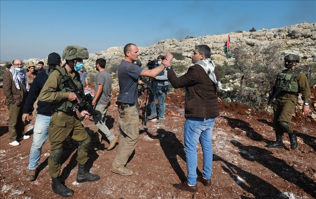 Aksi protes warga Palestina menetang pembangunan bangunan pemukim Israel