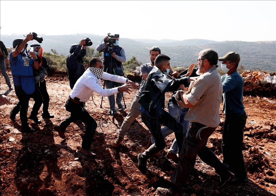 Aksi protes warga Palestina menetang pembangunan bangunan pemukim Israel