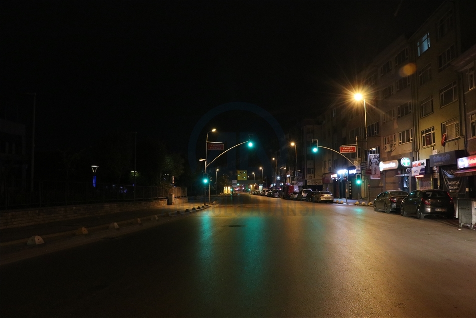 Pemberlakuan jam malam di Istanbul dimulai