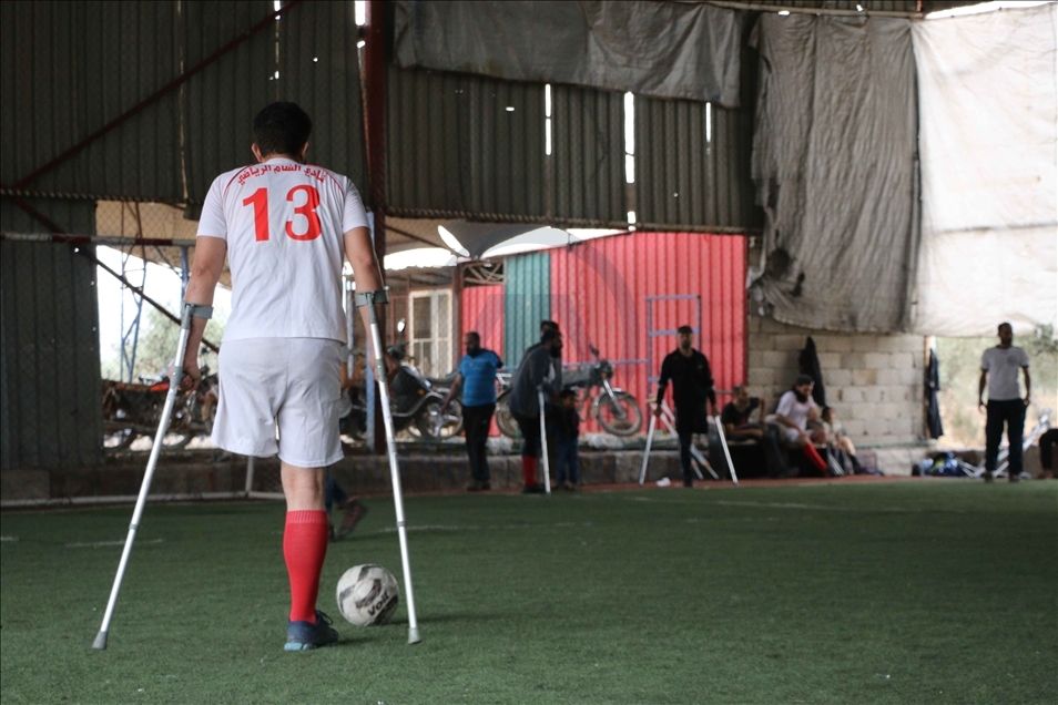 لاعبو فريقين من ذوي الإعاقة يخوضون مباراة ودية بعفرين السورية