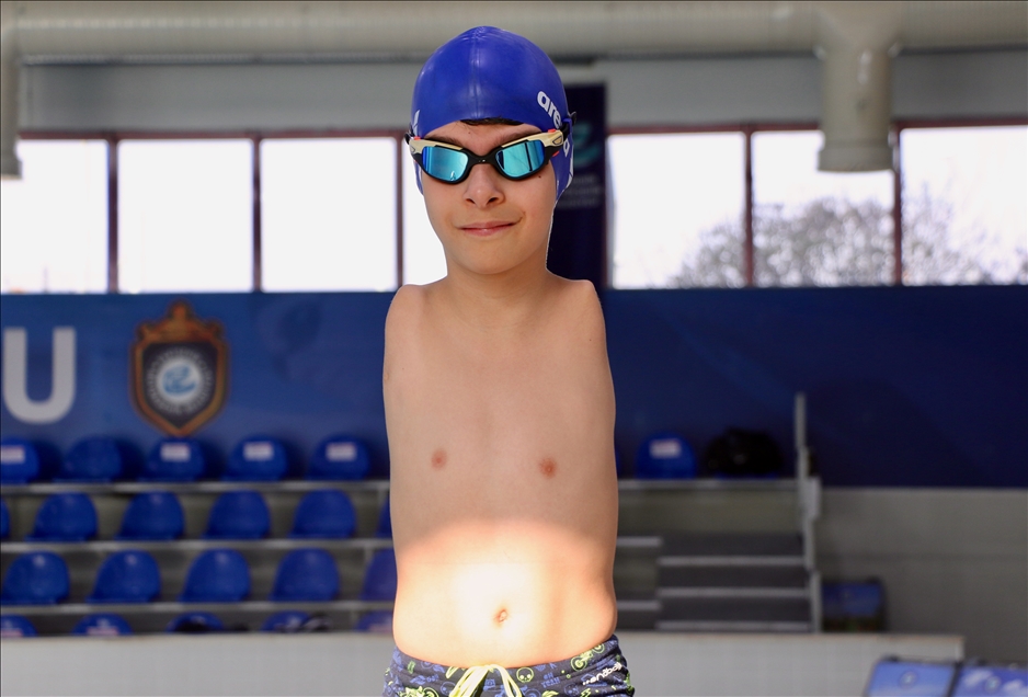 Doğuştan kolları olmayan 11 yaşındaki yüzücü, milli formayı giymek için sabırsızlanıyor