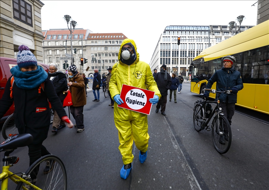 Almanya'da Kovid-19 önlemlerine karşı çıkanlar medya kuruluşlarını protesto etti