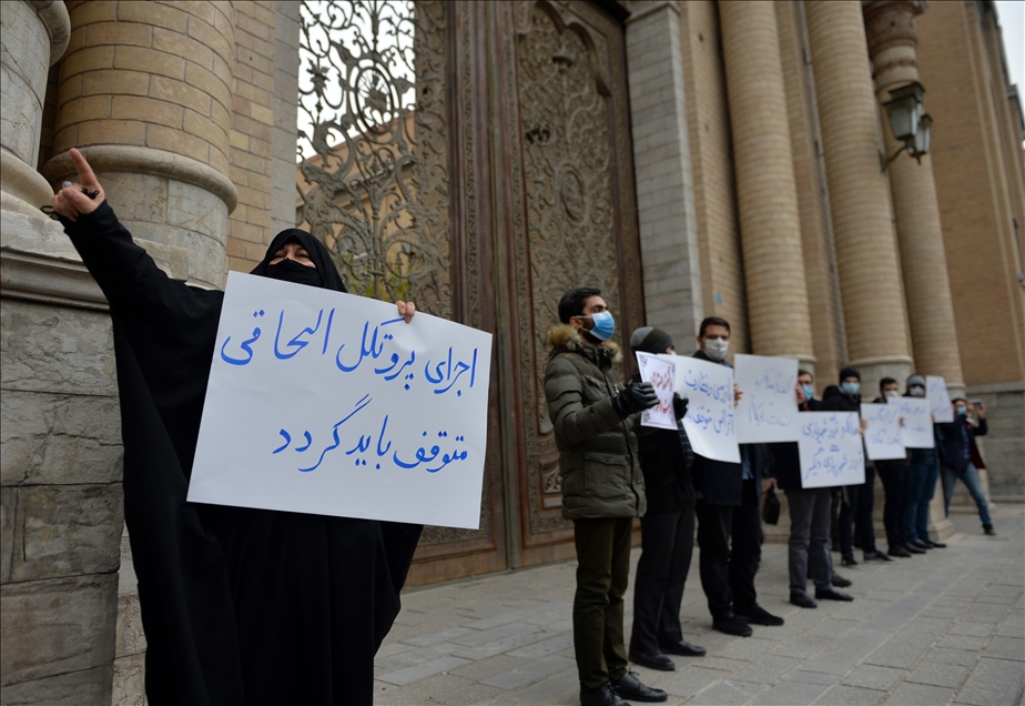 İranlı nükleer bilimcinin öldürülmesi Tahran'da protesto edildi