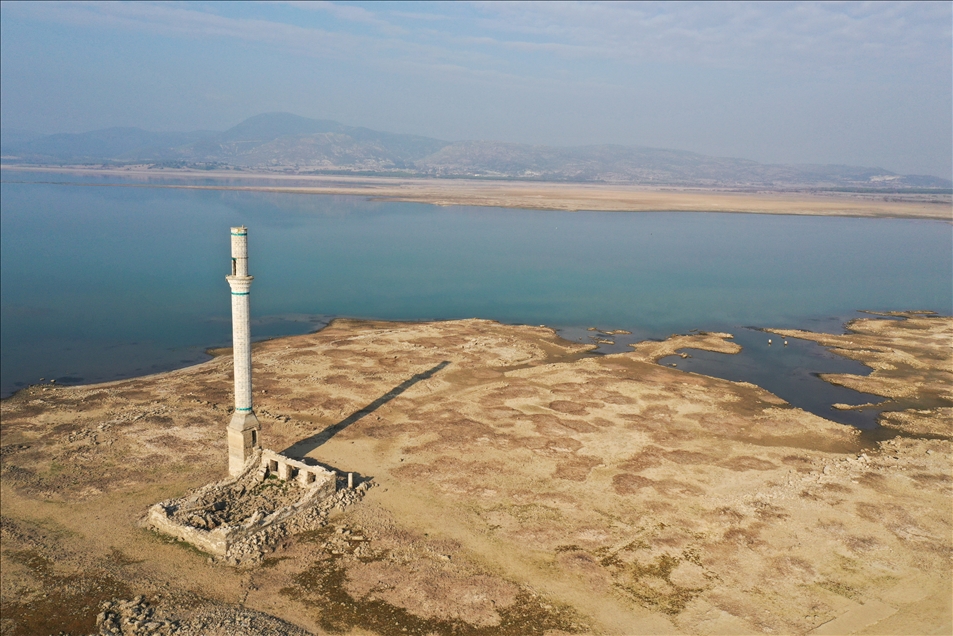 İzmir'de baraj suları altında kalan köyün kalıntıları ortaya çıktı