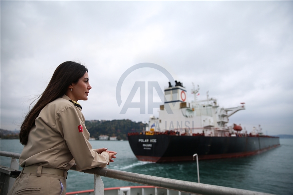 Kıyı Emniyetinin ilk kadın römorkör kaptanı dümen başında