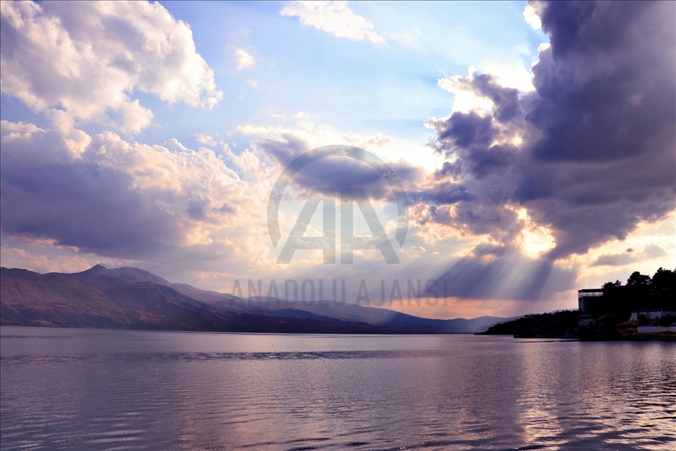 طبیعت خیره کننده دریاچه خزر در استان الازیغ ترکیه 