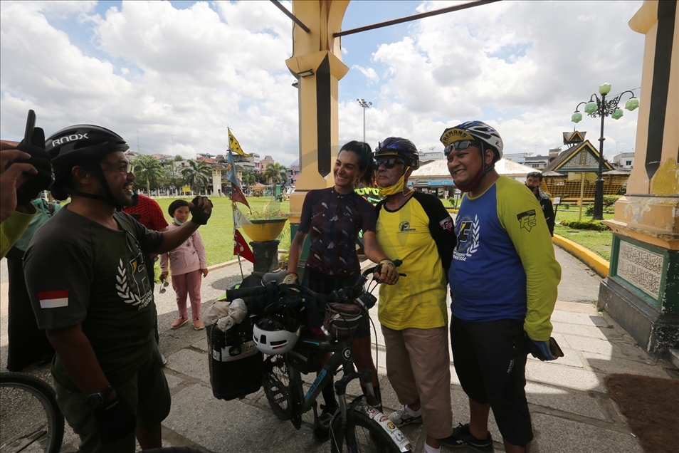 Wanita Spanyol keliling Indonesia kampanye bebas sampah plastik.