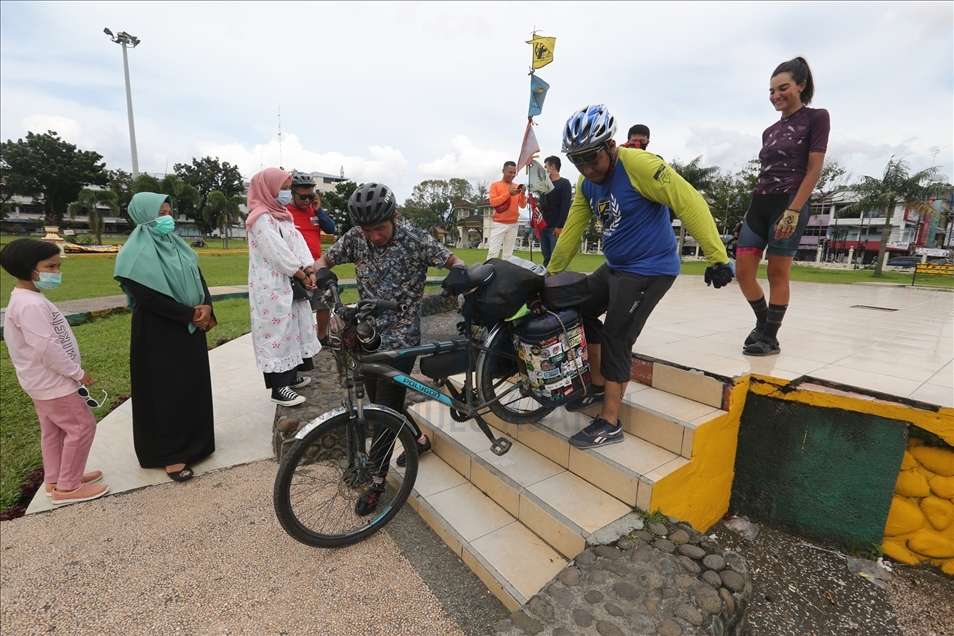 Wanita Spanyol keliling Indonesia kampanye bebas sampah plastik.