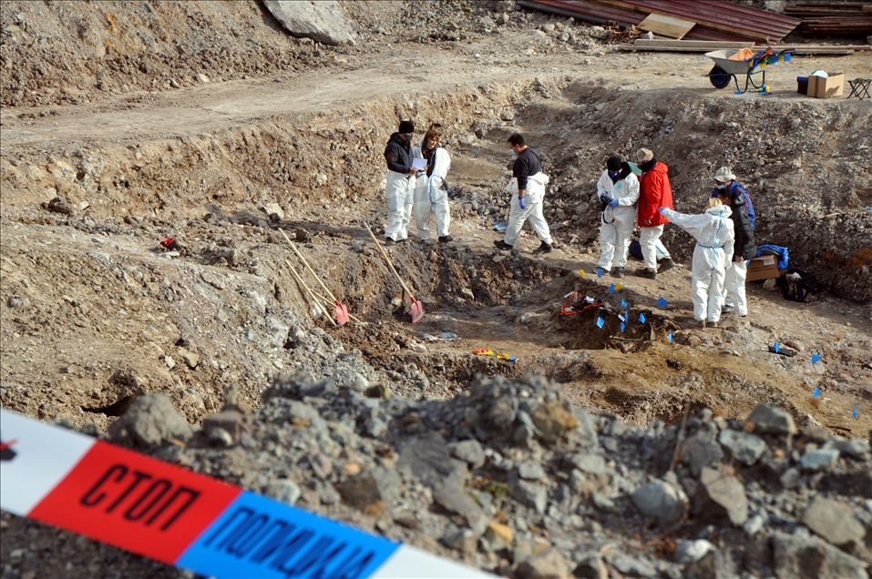 Sırbistan'da uydu görüntüleri sayesinde ulaşılan toplu mezarda kazı çalışmaları başladı