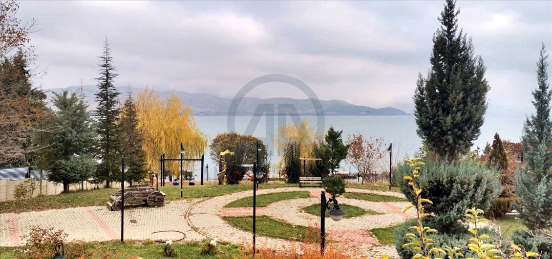 Hazar Gölü sonbaharın renkleriyle büyülüyor