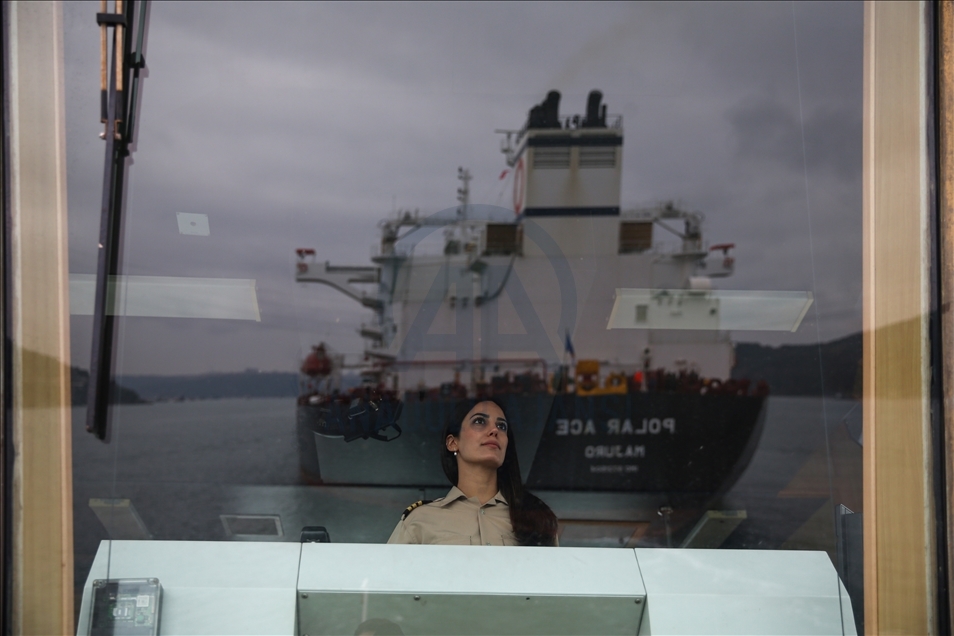 Kıyı Emniyetinin ilk kadın römorkör kaptanı dümen başında