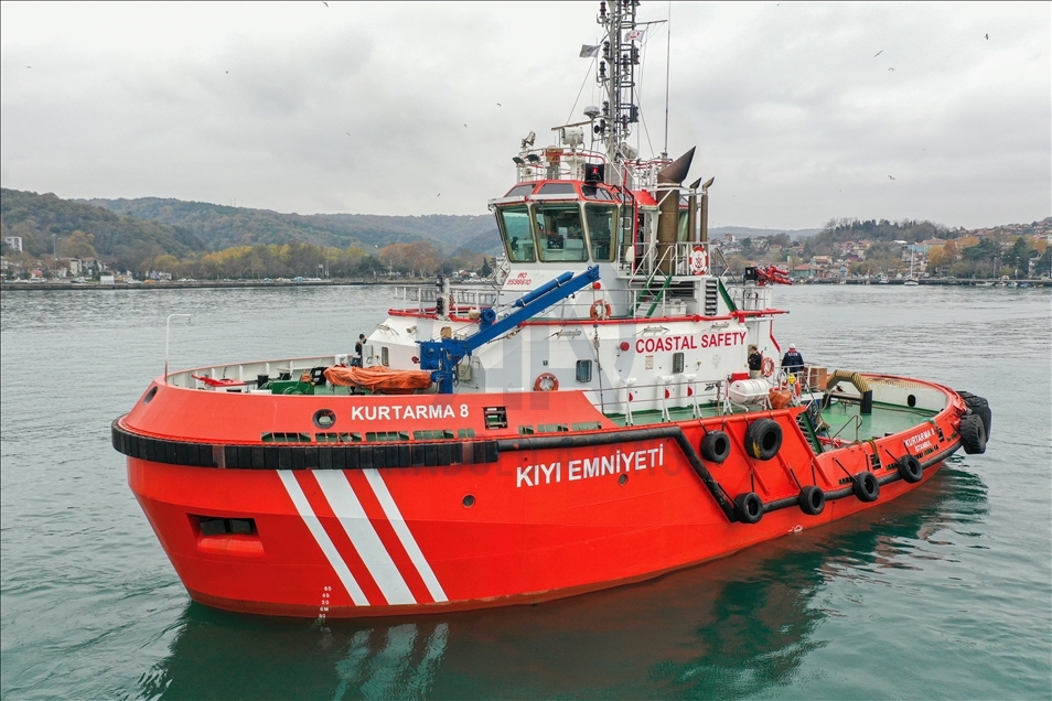 Kıyı Emniyetinin ilk kadın römorkör kaptanı dümen başında