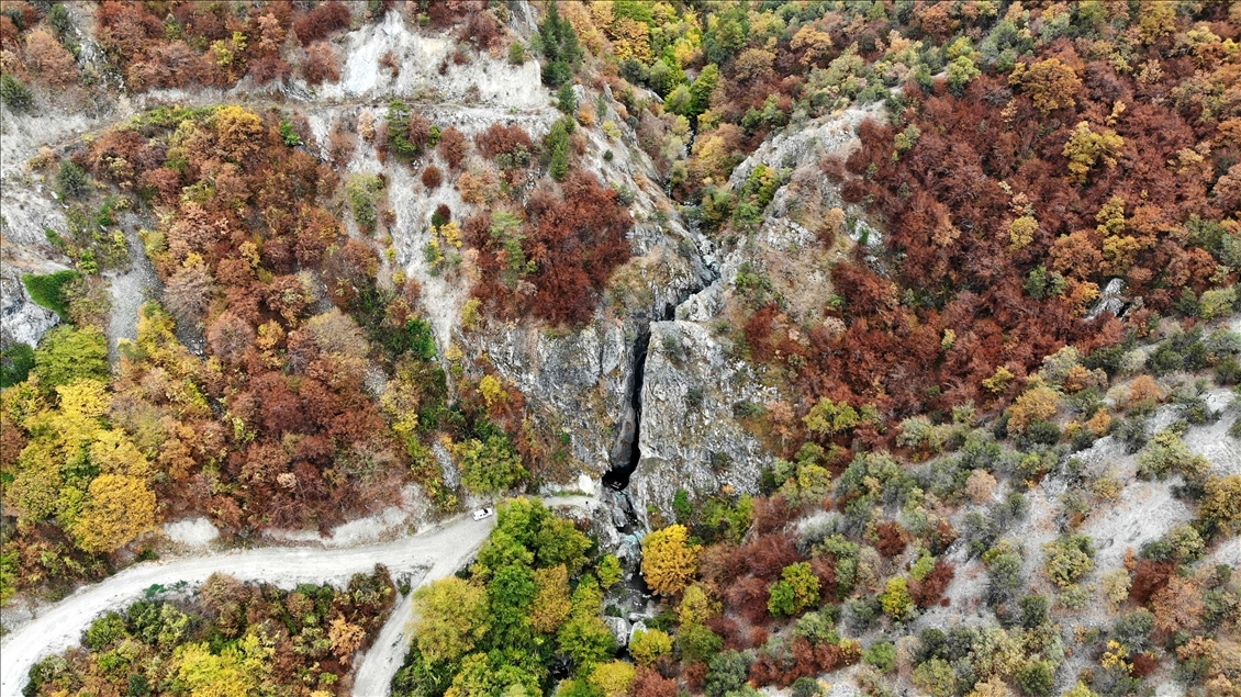Kastamonu'da Gürleyik Şelalesi hazan renkleriyle görsel şölen sunuyor