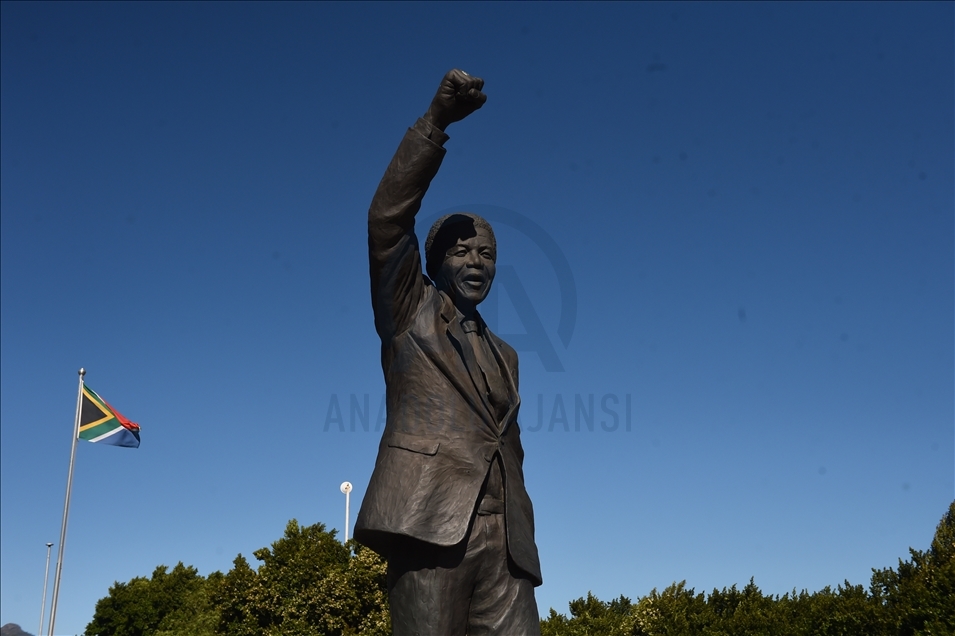  Irk ayrımı ile mücadelenin simge ismi Mandela