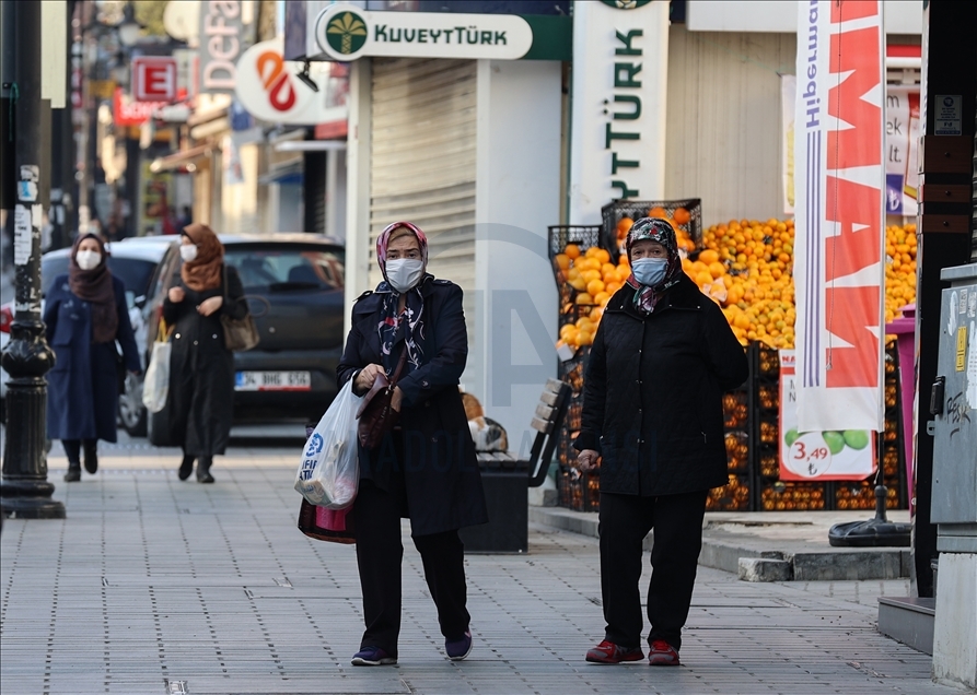 Sokağa çıkma kısıtlamasından muaf tutulan esnaflar vatandaşların mağdur olmaması için mesaide