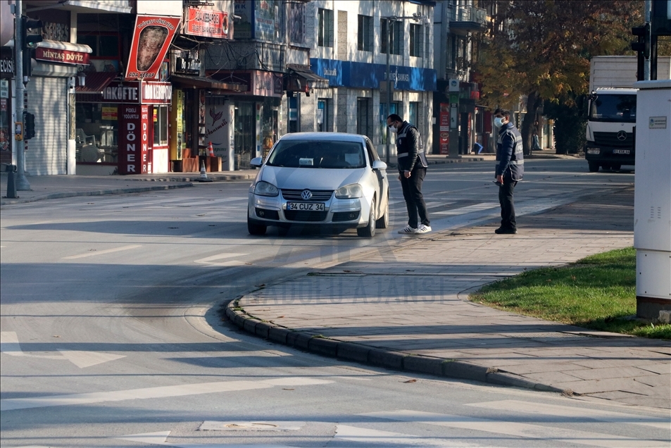 Sakarya'da sokağa çıkma kısıtlamasının başlamasıyla sokaklar boş kaldı