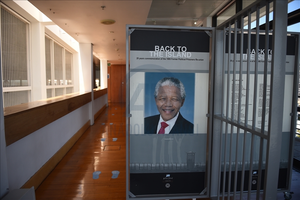  Irk ayrımı ile mücadelenin simge ismi Mandela